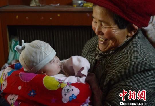 山西晋中祁县九汲村的孔珍兰40年坚持收养遗弃儿童，迄今已收养了40余个孩子。 武俊杰 摄