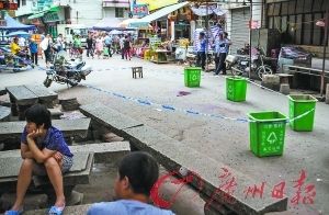 男子在大街上自残,地上留下了血迹。广州日报记者苏俊杰 摄 男子在大街上自残,地上留下了血迹。广州日报记者苏俊杰 摄