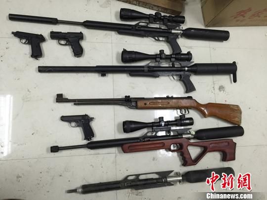 图为江苏警方现场缴获的部分枪支。 江苏警方供图 摄