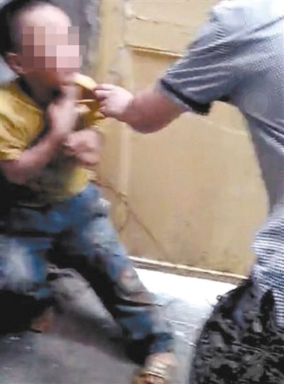 视频显示,该小学生遭到初中生暴力殴打。男童被撕扯、抽打。 视频截图 视频显示,该小学生遭到初中生暴力殴打。男童被撕扯、抽打。 视频截图