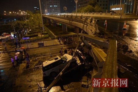 凌晨1点半,撞断护栏坠落的路虎车被拖车拉走。新京报记者 王子诚 摄 凌晨1点半,撞断护栏坠落的路虎车被拖车拉走。新京报记者 王子诚 摄