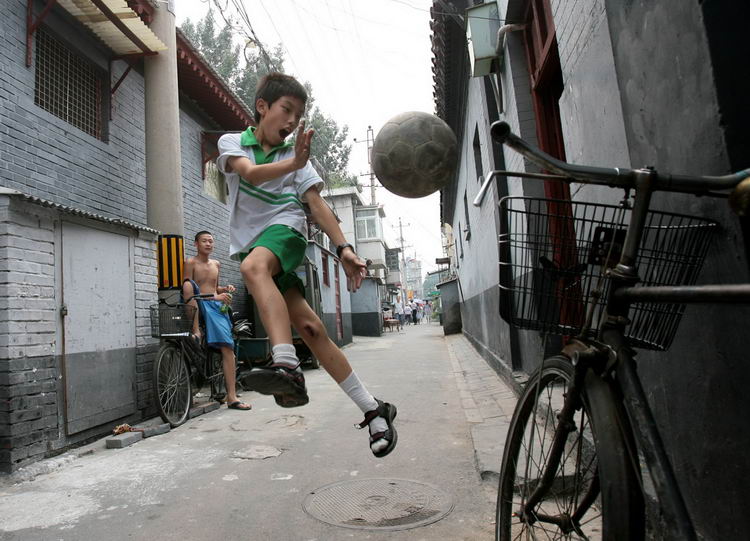图文:用足球代替篮球一样玩的欢