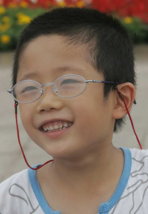 图文:戴眼镜的小男孩开心地笑