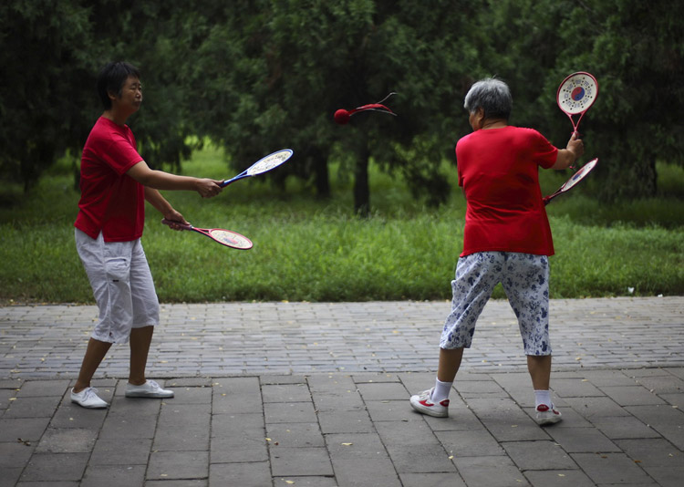 图文:两位老太太在公园内玩太极柔力球