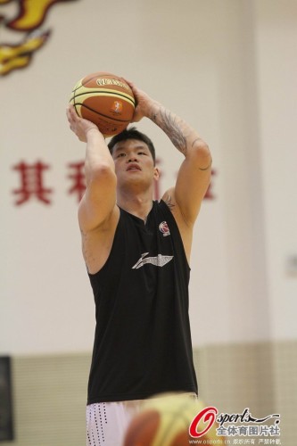 图文-广东男篮备战全运会 朱芳雨投篮