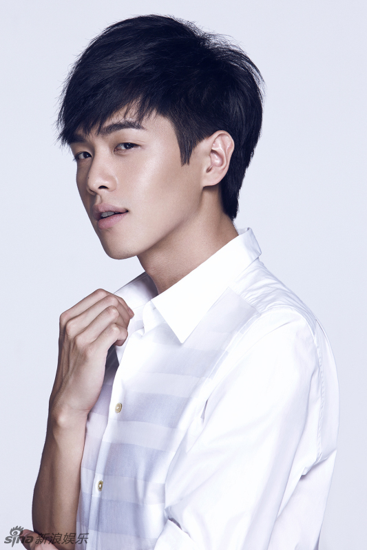 组图：张若昀时尚大片曝光 演绎纯白系质感美男