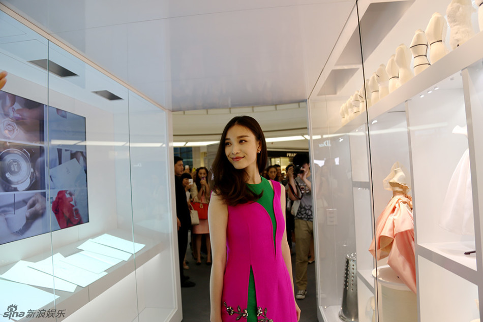 组图：倪妮现身艺术展览 正为《匆匆那年》配音