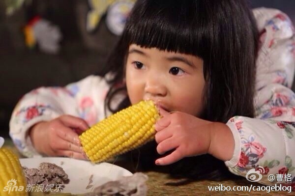 组图：曹格曝Grace啃玉米照 小吃货大快朵颐