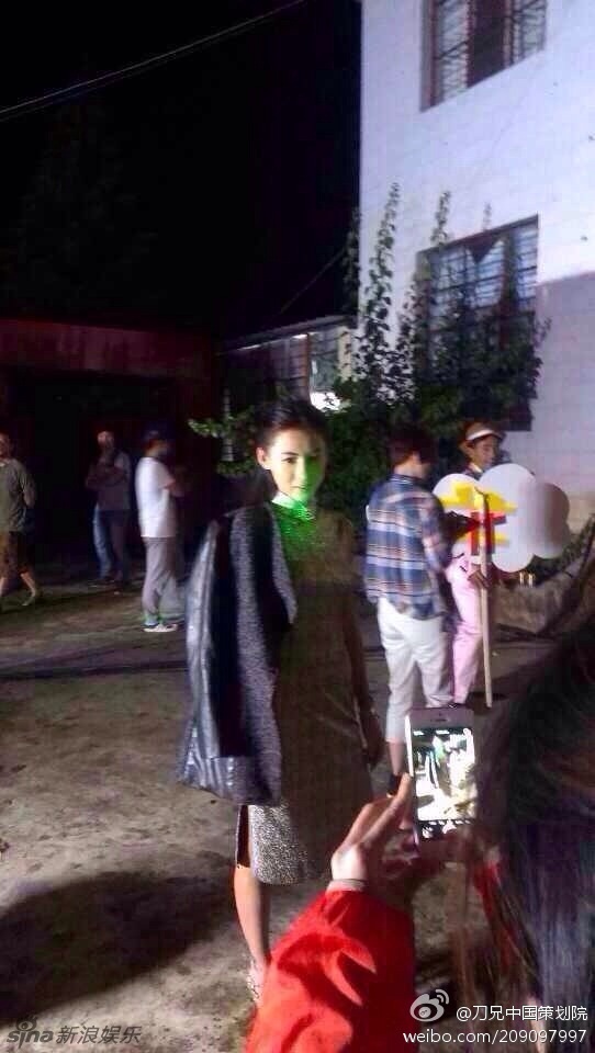 组图：张柏芝录节目《明星到我家》旗袍装美艳