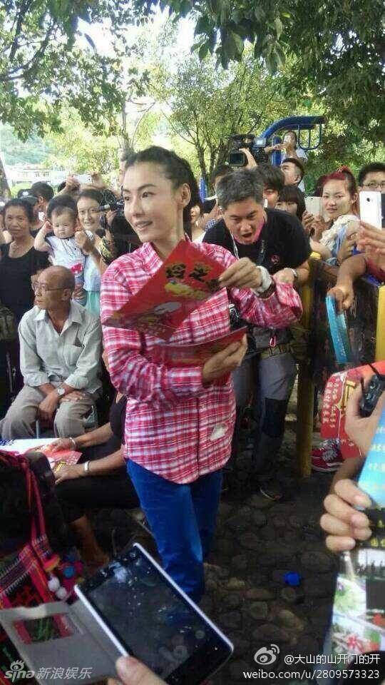 组图：张柏芝变粉嫩村姑 发小广告惹围观