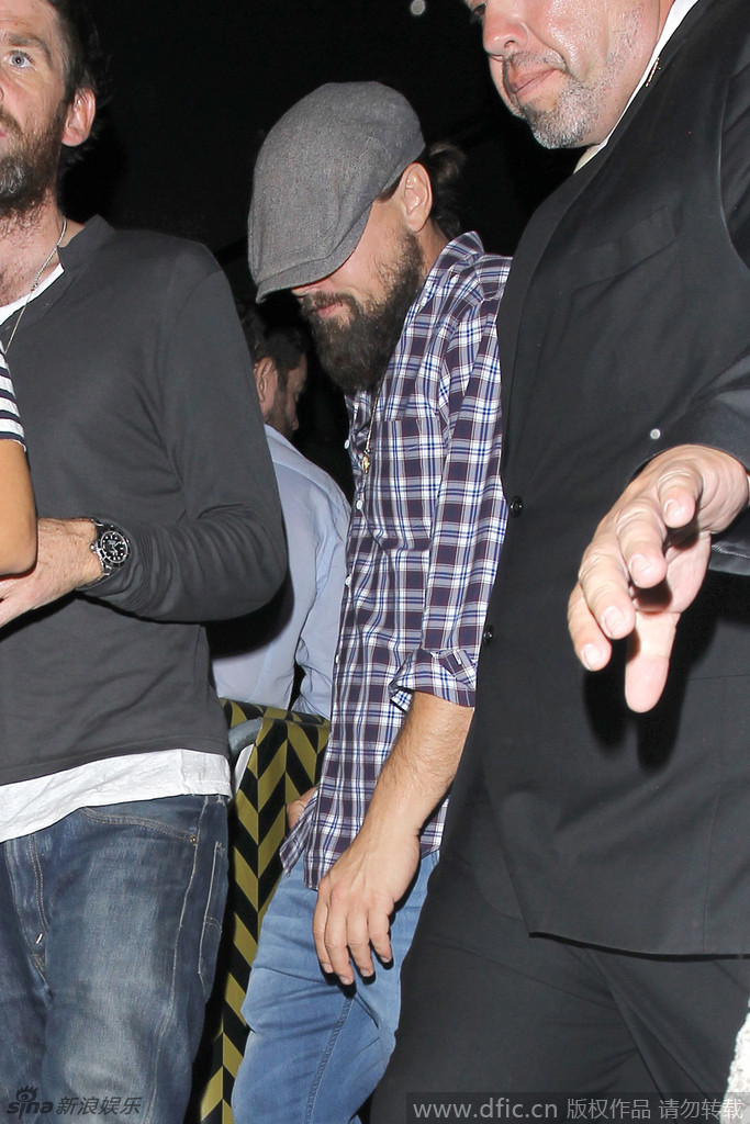 组图：小李子去夜店狂欢 车内与两辣妹亲密热聊