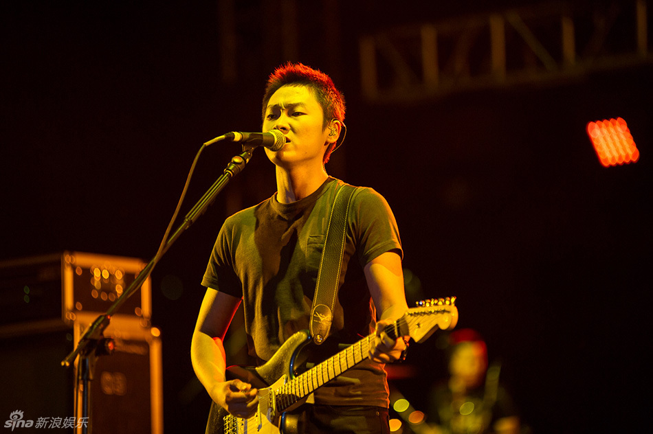 组图：梁博音乐节首秀全场合唱 实现决赛誓言