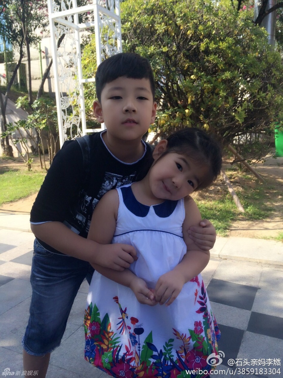 组图：石头搂妹妹合影 网友调侃兄妹俩一模一样