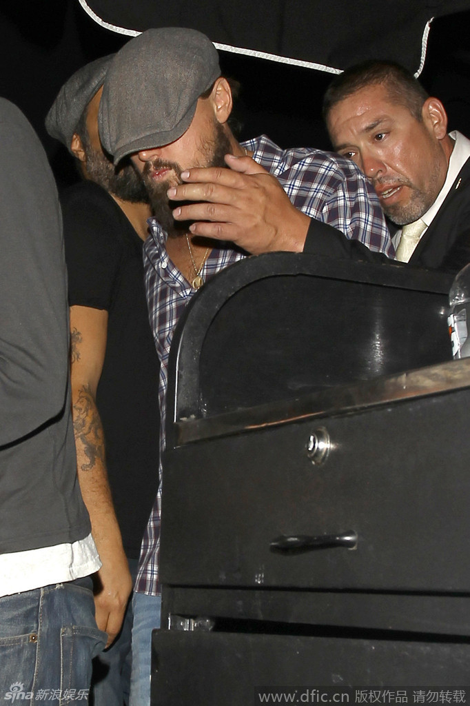 组图：浪子莱昂纳多夜店狂欢后车内与辣妹热聊