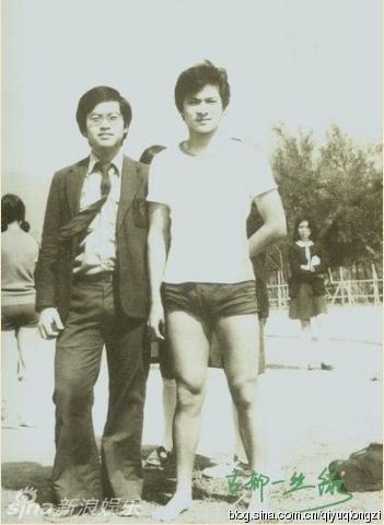 组图：刘德华中学青涩照曝光 超短裤秀结实双腿