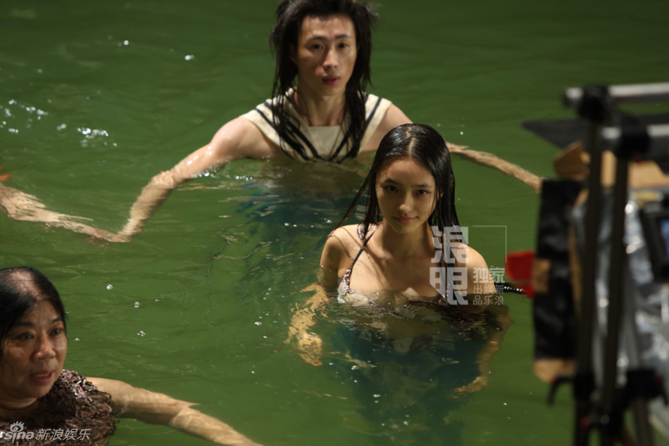 组图：周星驰新片星女郎曝光 18岁新人饰女一号