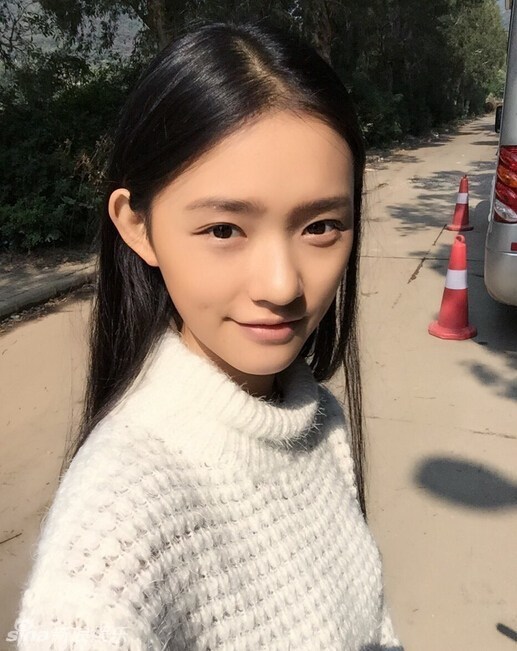 组图：新任星女郎林允清纯私照曝光 为18岁模特