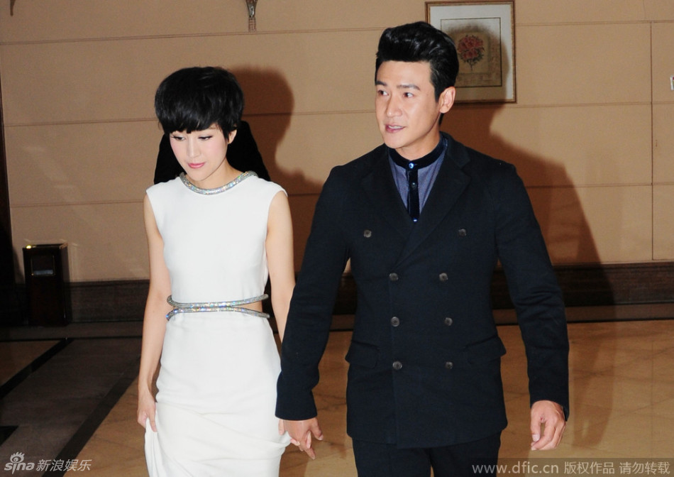 组图：鲍蕾秀性感蛮腰 陆毅全程紧牵爱妻似热恋