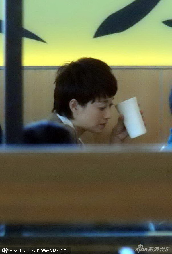 组图：马伊琍素颜现身平价快餐店 选角落无人识