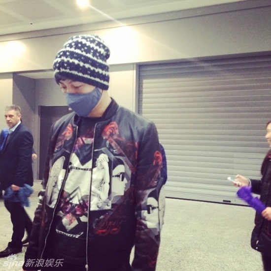 组图：陈晓首赴米兰时装周 粉丝热情冒雨接机