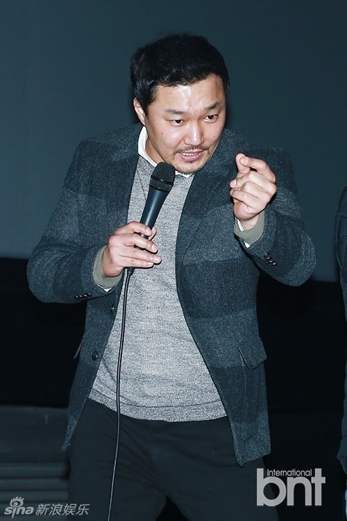 组图：李敏镐迷上自拍神棍 大男孩嘟嘴卖萌