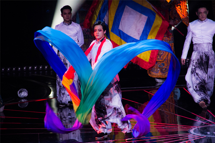 组图：国色天香郭德纲侃李玉刚 Mic妆容似范爷