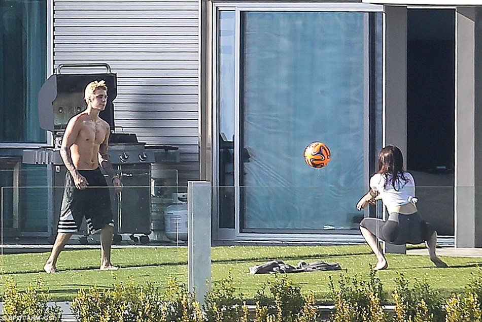 组图：来追我呀!卡戴珊小妹与比伯嬉戏穿着清凉