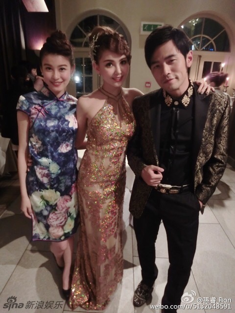 组图：周杰伦昆凌玩复古 娇妻手搭老公肩膀恩爱