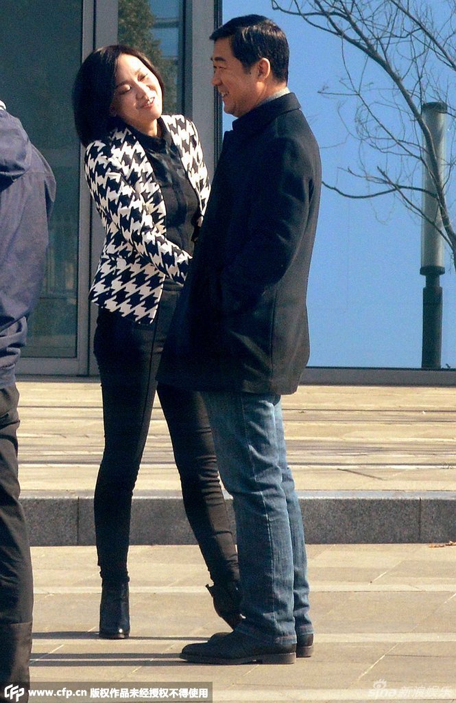 组图:张国立不理儿将受审 与闫妮片场有说有笑