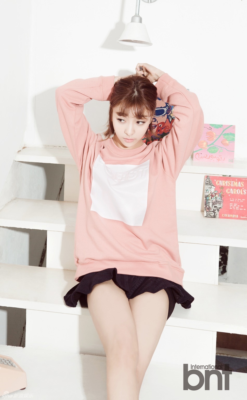 组图:f(x)成员Luna拍写真 下衣失踪美腿诱惑