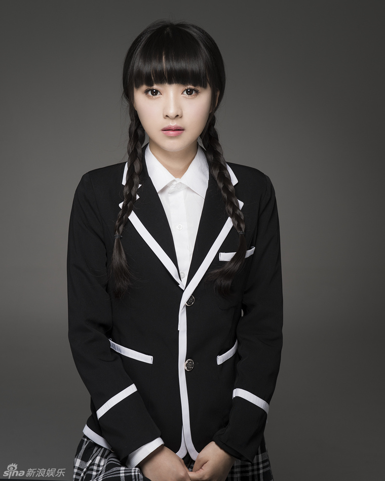 组图:余心恬清纯写真大片 青春时尚充满活力