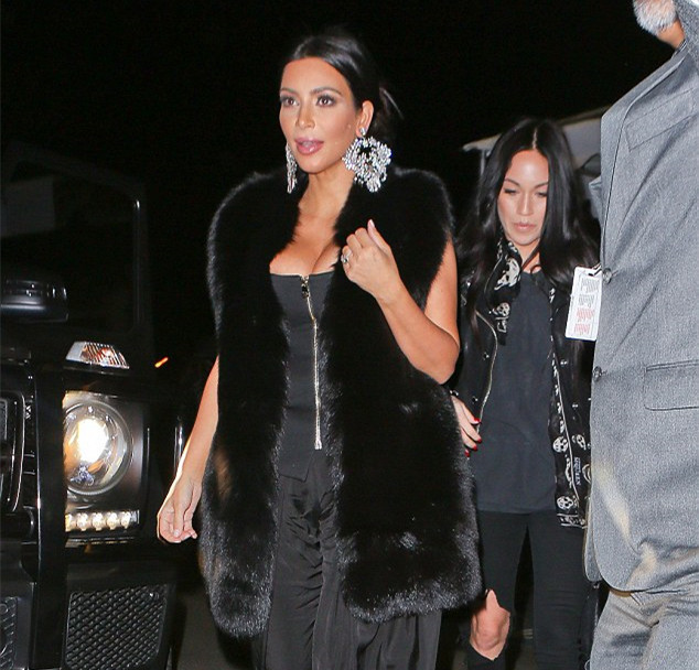 组图:卡戴珊皮草加身土豪范儿 钻石耳环闪瞎眼