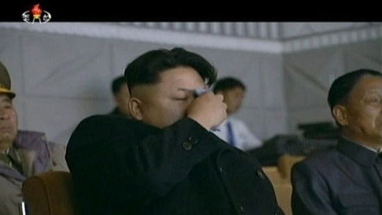金正恩欢心看文艺演出忆父亲爷爷潸然泪下