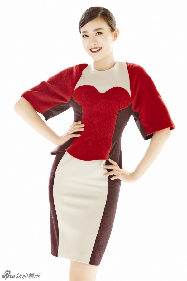 组图：牟星贺岁写真曝光 时尚红裙尽显优雅干练