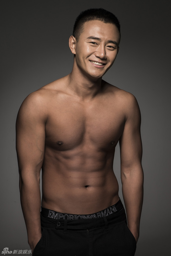 组图：演员康杰半裸湿身大片 身材健壮大秀肌肉