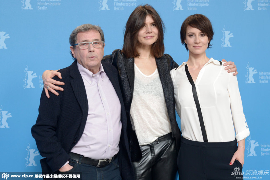 组图：《身体》发布会 导演玛高扎塔帅气揽演员