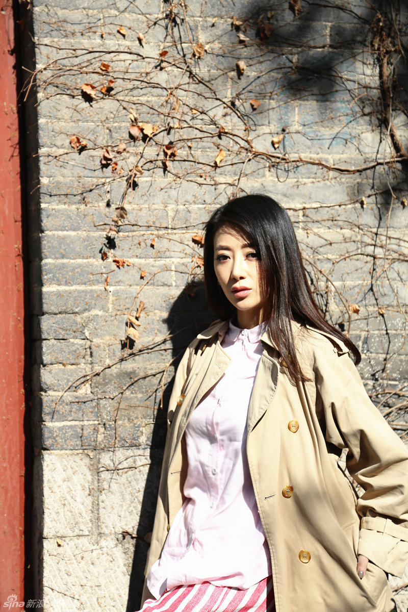 组图：陈紫函曝时尚大片 惬意舒适文艺范十足