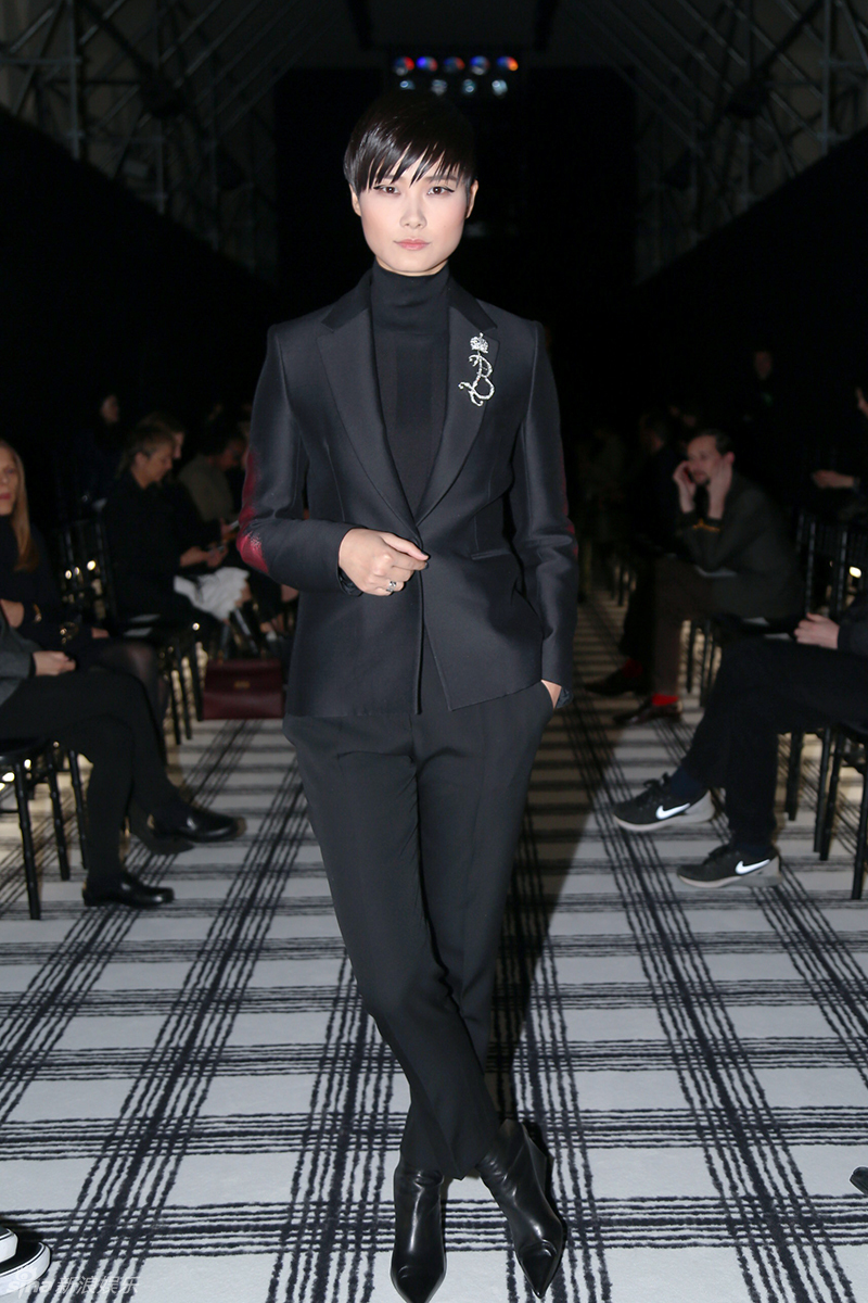 组图：李宇春帅气亮相巴黎 眼妆魅惑魅力十足