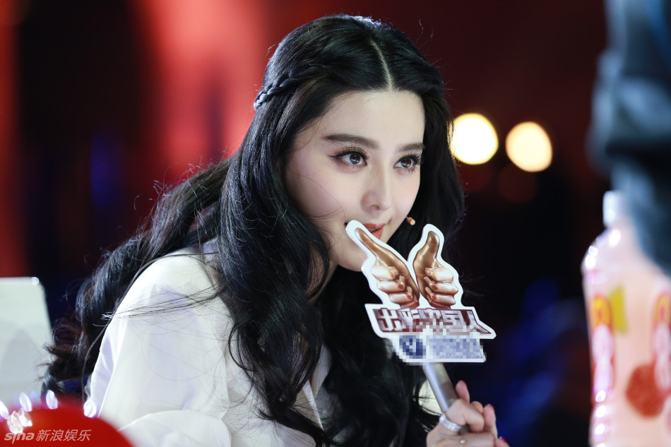 组图：《出彩》范冰冰落泪 抱萌娃再论豪门