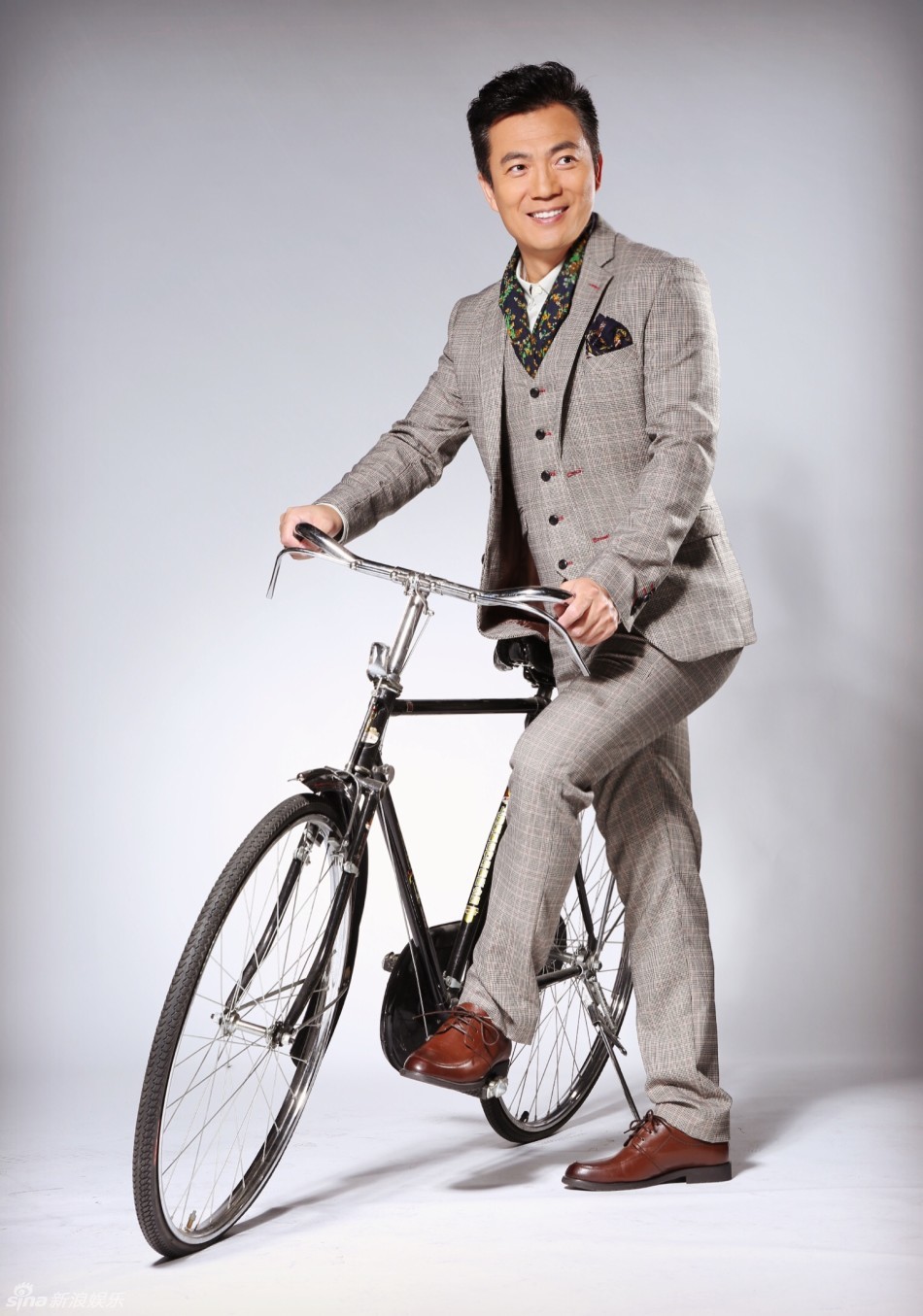 黄健翔男左女右百变造型 机长法官应有尽有