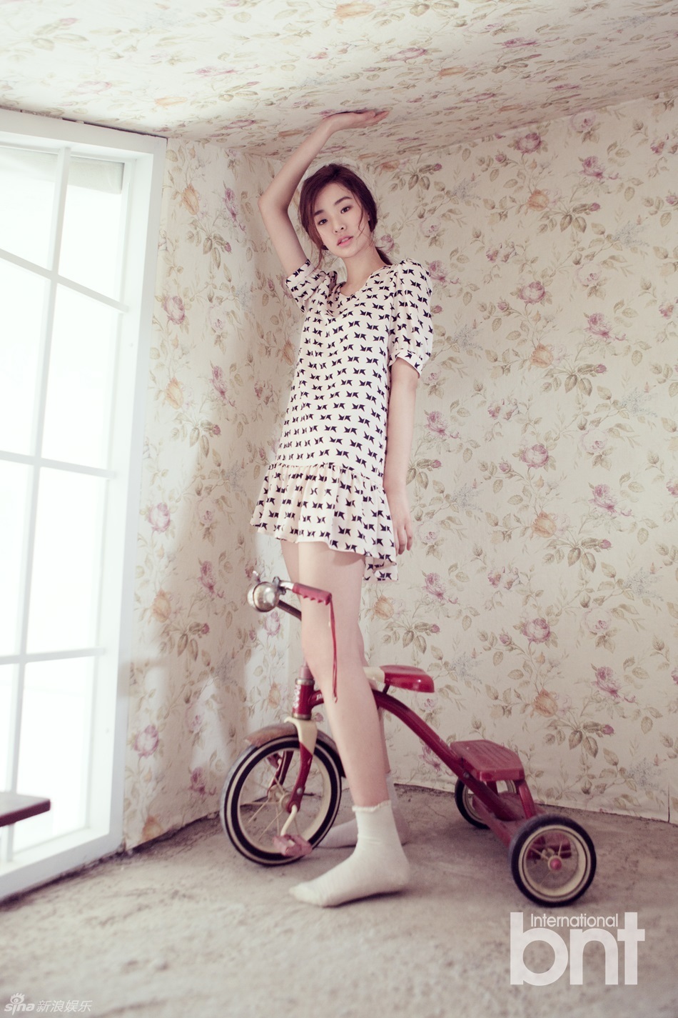 组图：韩模Stephanie Lee翘臀迷人 展傲人长腿