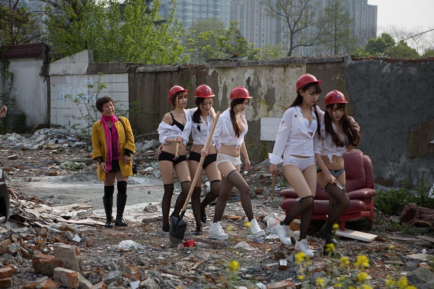 性感嫩模穿着暴露拍写真 遭居委会大妈驱赶