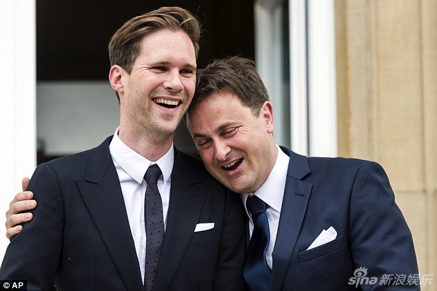 组图：卢森堡首相与同性伴侣大婚 男友疯狂追求
