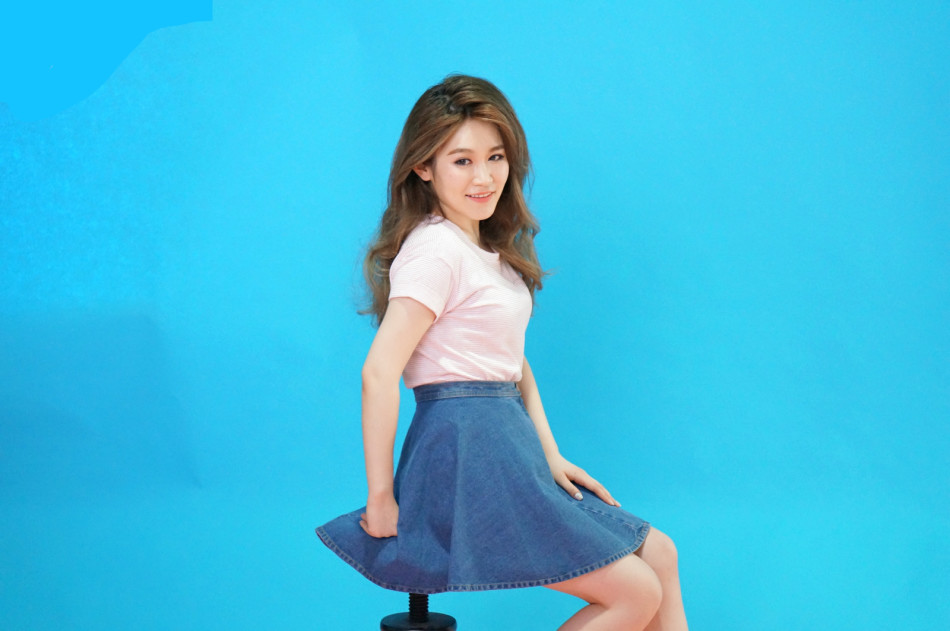 组图：萱萱最新写真曝光 多种造型展现甜美魅力