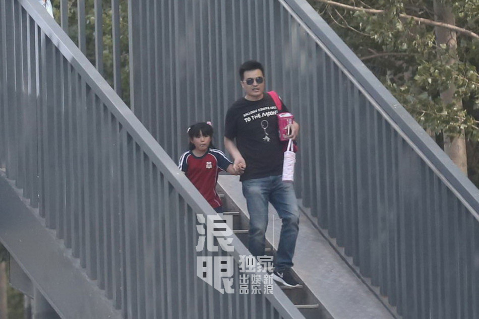 独家：王诗龄学生服模样曝光 含棒棒糖吃相可爱