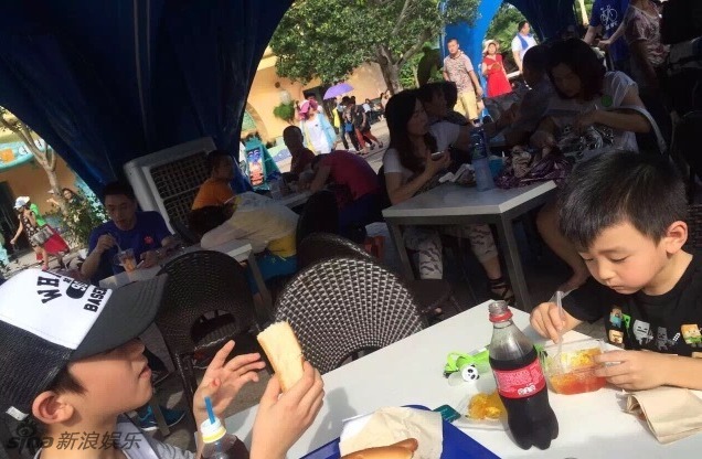 组图：张柏芝三母子温馨出游 一齐玩自拍扮鬼脸