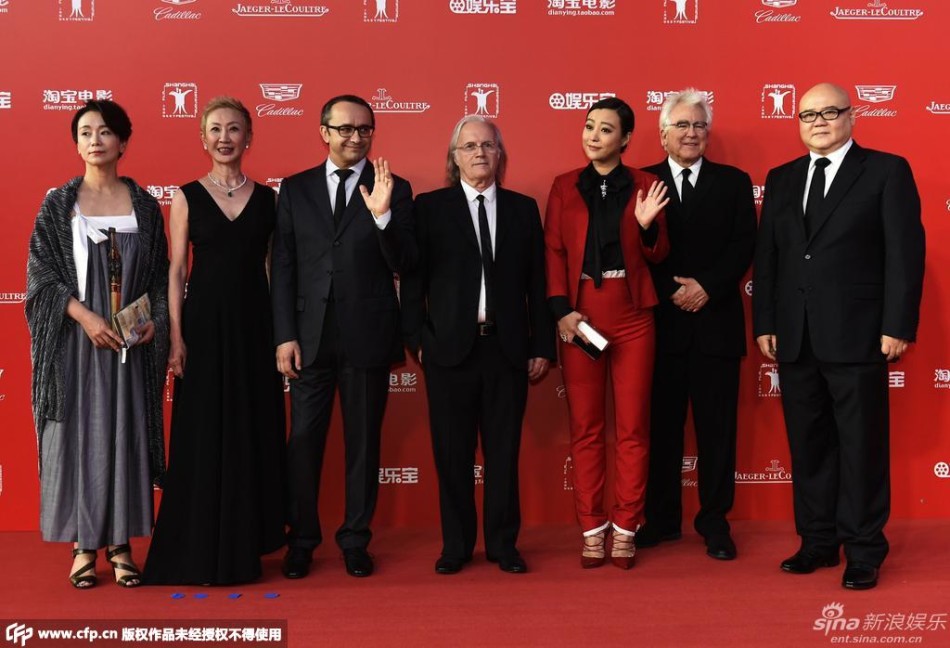 组图：金爵奖评委集体亮相 郝蕾红色西装帅气