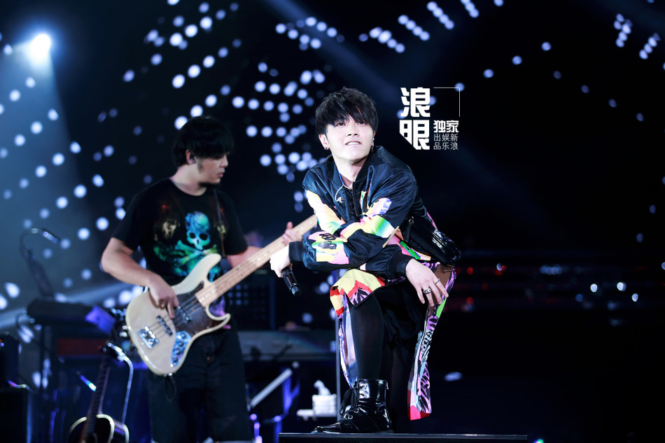 组图:华晨宇7.31首唱开启 为粉丝即兴作无字歌