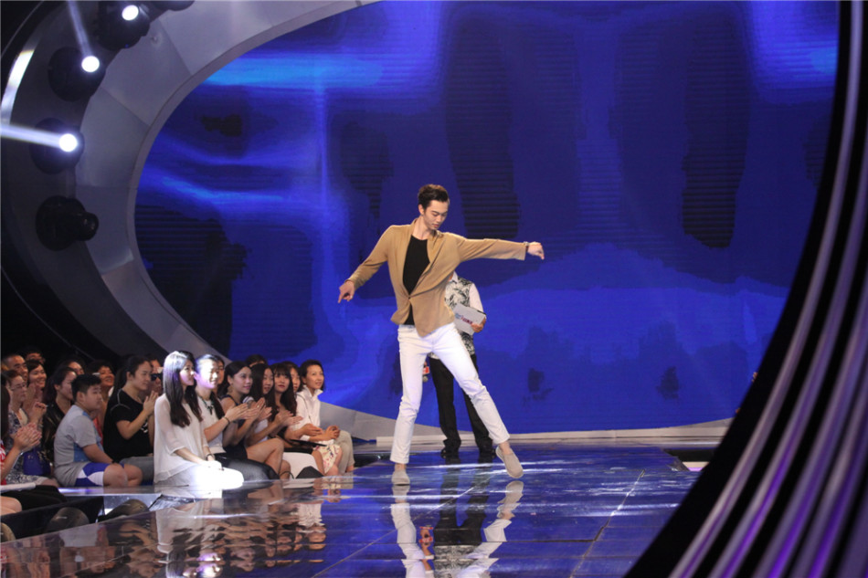 组图:非诚勿扰双胞胎同台相亲 黄磊教授范回归