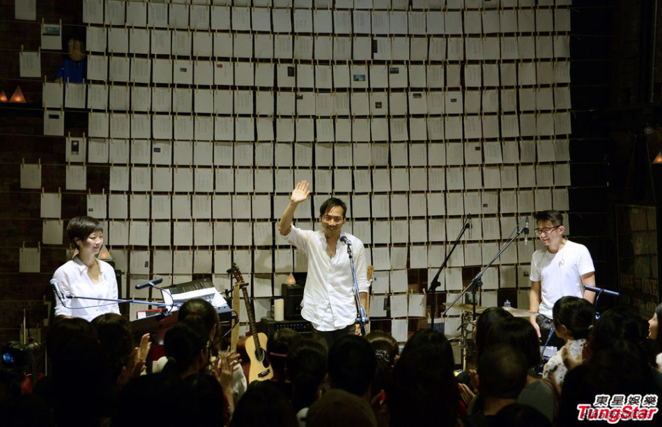 组图:五月天石头举办个人专场 单飞称有口难言